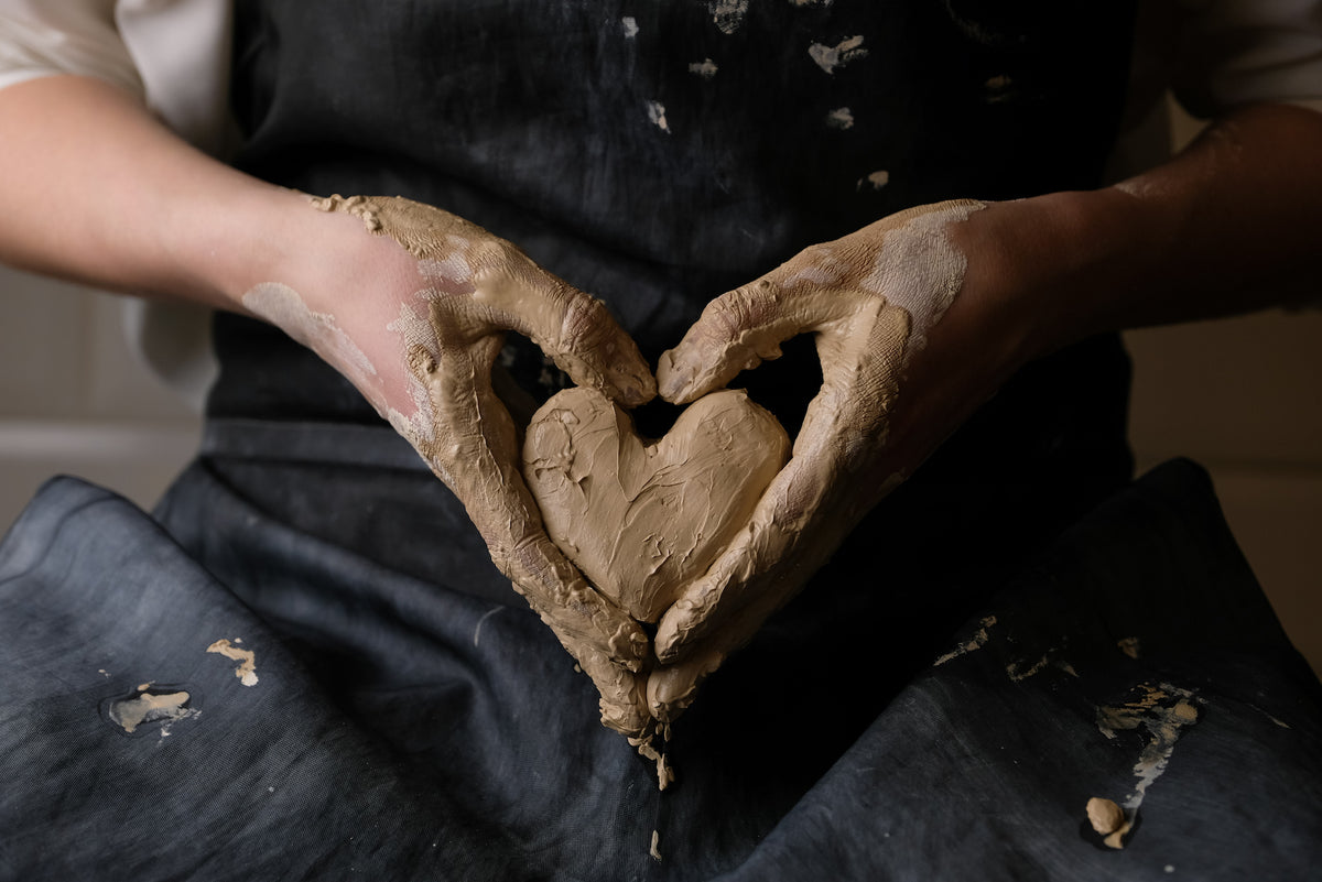 Töpfereihandwerk - Hände bilden ein Herz, jede Valente Candle ist individuell und handgefertigt.