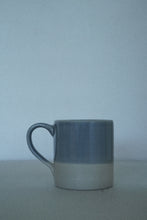 Lade das Bild in den Galerie-Viewer, Tasse - hellblau beige dipped
