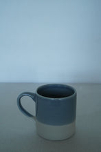 Lade das Bild in den Galerie-Viewer, Tasse - hellblau beige dipped
