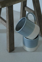 Lade das Bild in den Galerie-Viewer, Tasse - hellblau beige dipped
